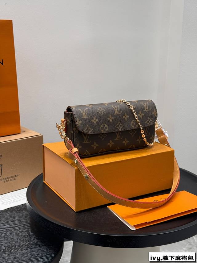 礼盒包装 Size：22*12Cm 25Ss村上隆联名款白三彩 Lv 新晋爆款Ivy Woc 出道即巅峰 双链条设计的麻将包 可斜挎可腋下可手提 内置卡槽 可爱