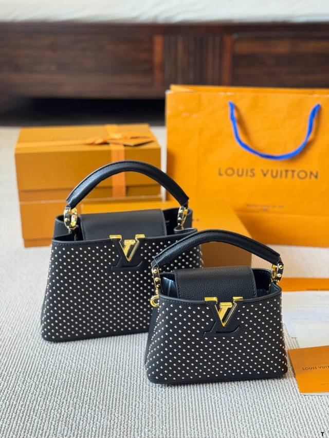 Lv Capucines 作为Lv代表性高定包款之一的Capucines手袋，每一季都会尝试不同的设计，并搭配新配色、新材质与新饰面。更加高端气质。 小小的尺寸