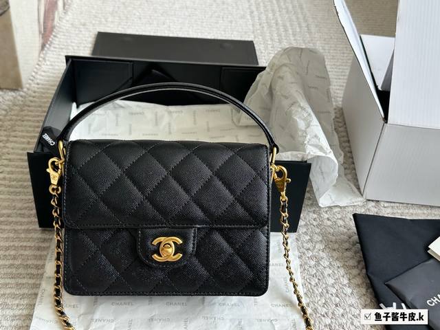 24K香奈儿新款手柄口盖包 香奈儿新款Ew #出街最爱的包包Chanel 24K手柄口盖包 黑金太太太好看了吧 设计的非常经典实用,肩带是可以自由拆卸的也可以当 24K香奈儿新款手柄口盖包 香奈儿新款Ew #出街最爱的包包Chanel 24K手柄口盖包 黑金太太太好看了吧 设计的非常经典实用,肩带是可以自由拆卸的也可以当