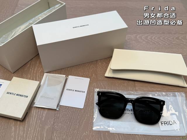 全套包装 Gm Frida，欣欣子同款 出游最佳选择 经典的方形镜框设计，不仅修饰脸型，还能让你的脸看起来更加小巧精致。 无需担心镜框过于巨大，这款设计恰到好处