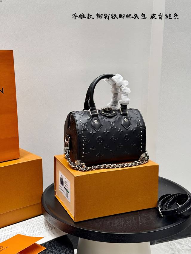 礼盒包装 编织皮穿链条 Lv 浮雕Logo Cruise25 包包 走秀款铆钉枕头包款 手提Speedy枕头包搭配铁脚 Lv这场在巴塞罗那举行的2025早春新款 礼盒包装 编织皮穿链条 Lv 浮雕Logo Cruise25 包包 走秀款铆钉枕头包款 手提Speedy枕头包搭配铁脚 Lv这场在巴塞罗那举行的2025早春新款