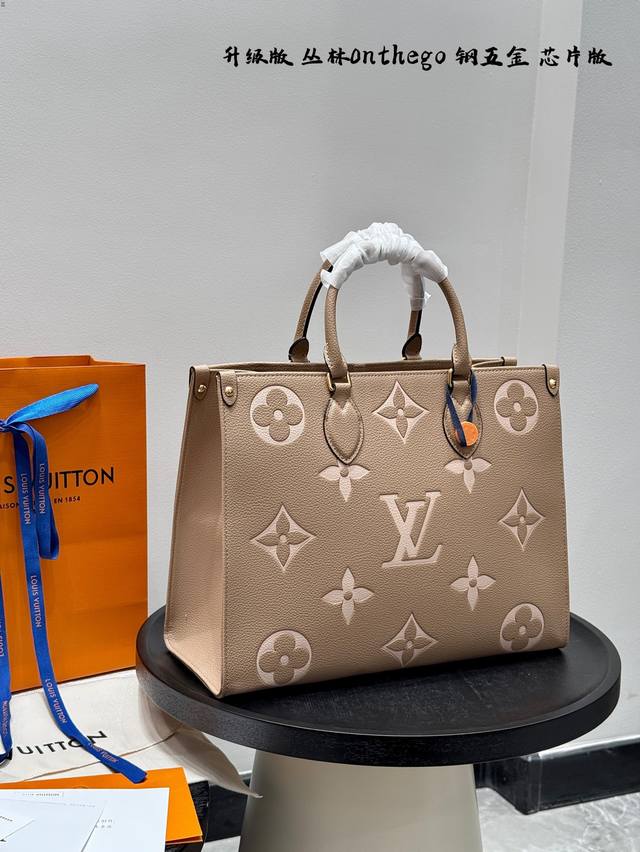 礼盒包装 升级版!带芯片 Size:35*26Cm 中号 压花丛林托特质量超好 懂货来 整个包都是牛皮品质 真的是太高级啦! 大象灰色 这个颜色太惊艳啦! 搜索 礼盒包装 升级版!带芯片 Size:35*26Cm 中号 压花丛林托特质量超好 懂货来 整个包都是牛皮品质 真的是太高级啦! 大象灰色 这个颜色太惊艳啦! 搜索