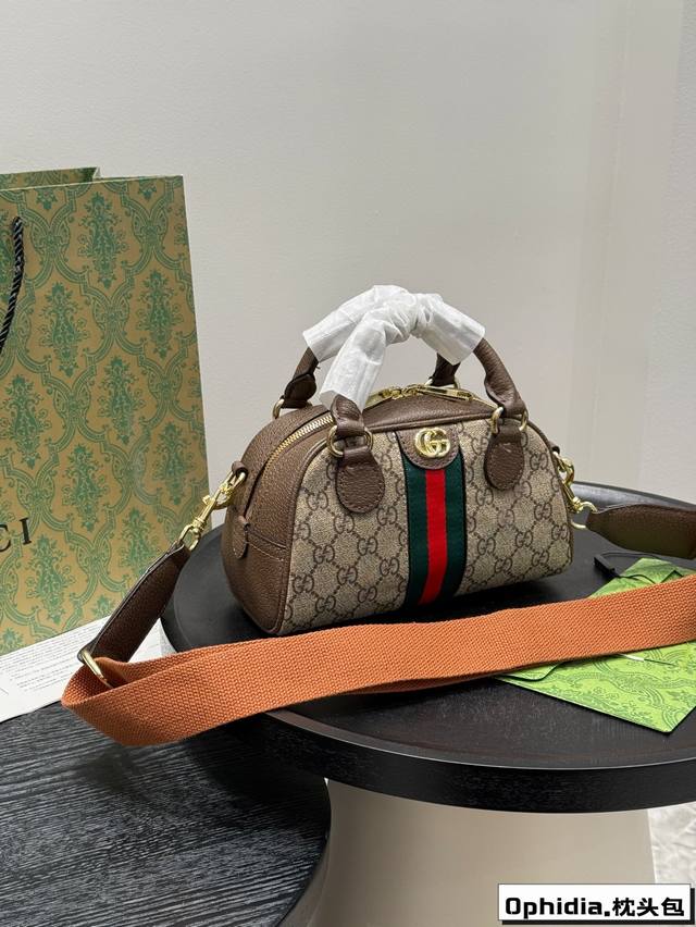 礼盒包装 Size:21×12 Gucci Ophidia 波士顿枕头包 迷你Mini保龄球 简约干练极富现代气息的设计感～ 结合鲜艳靓丽的红绿带搭配， 绝对的