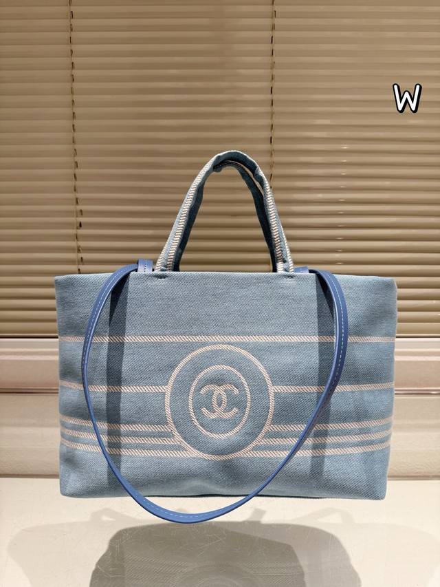 原版布 Chanel香奈儿 丹宁牛仔新款系列 Chanel香奈儿 丹宁牛仔新款系列 Tote上身超美 很有复古的味道不得不说 Chanel包真的百年经典永不变越