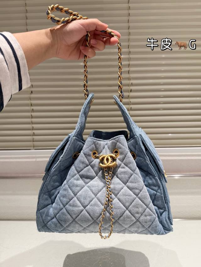 原版布 Chanel 25S小号 浅蓝色牛仔布Hobo 小香Chanel 丹宁牛仔刺绣购物袋出货，超级柔软，亲肤感特别好！内里采用同质量牛仔布料！超级好物，等你