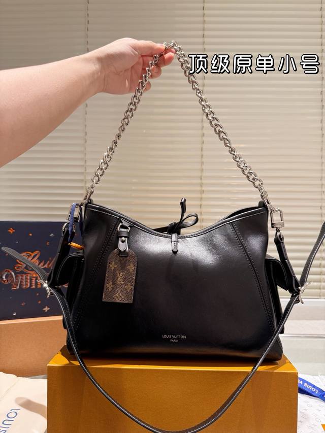 牛皮小号 顶级原单 Carryalldark 小号手袋 全套包装 本款 Carrvall Dark 小号手袋以柔软羊皮革塑造时尚慵懒 廓形为 春夏秀场造型增添瞩