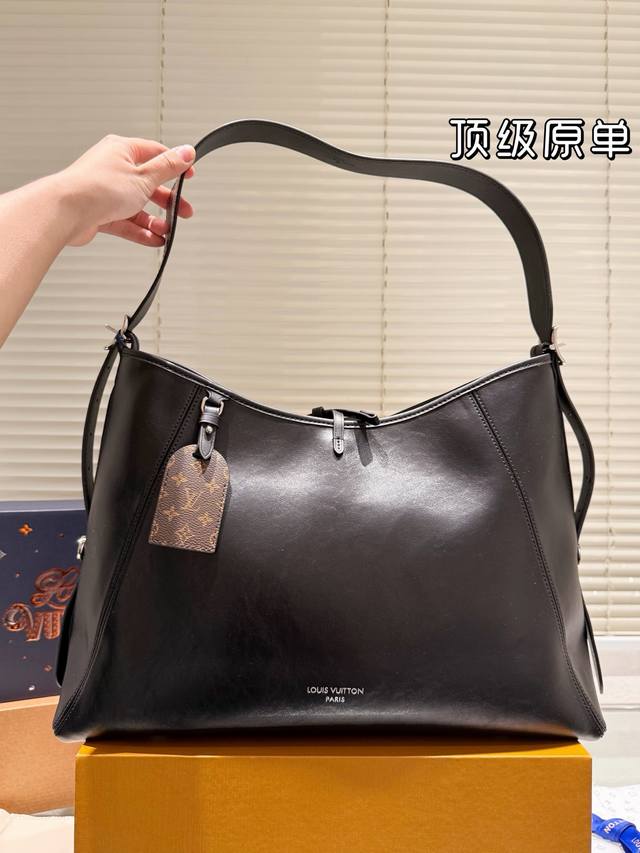 牛皮大号 顶级原单 Carryalldark 中号手袋 全套包装 本款 Carrvall Dark 中号手袋以柔软羊皮革塑造时尚慵懒 廓形为 春夏秀场造型增添瞩