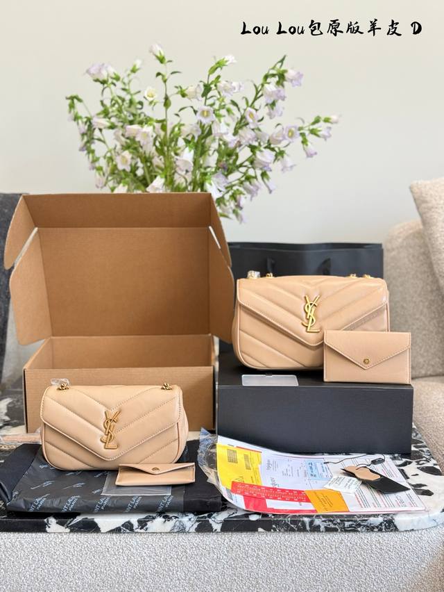 送卡包送镜子 最近出门超爱背的包包 圣罗兰25早春Loulou款 羊皮手感柔柔软软的，新版羊皮另外做了涂层处理，不仅更耐用，还更具光泽感，显的整个包都格外精致，