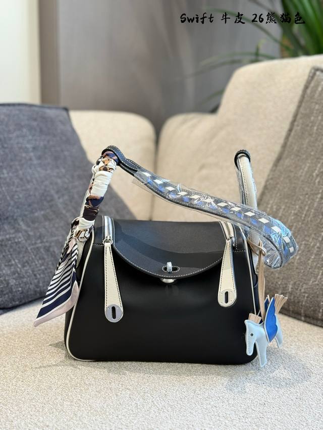 Lindy自带慵懒随性属性，钟爱蓝色的姐妹真的要看看这个 高级、干净、很治愈的颜色 0% Lindy26搭配银扣 真的很治愈，蓝色整个包包有- -种蓝色大海的传