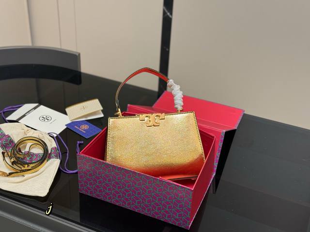 配盒 Size:21.14Cm 托里伯奇 perry托特 款式和颜色都很好! 超轻巧 配盒 Size:21.14Cm 托里伯奇 perry托特 款式和颜色都很好! 超轻巧