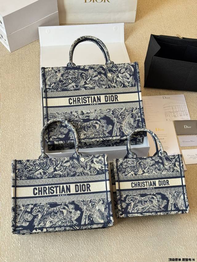 3D浮雕原版布 Dior 原版布提花 配内胆 丝巾 Dior Book Tote今年最喜欢的一款购物袋 Tote我用的次数最多的包，因为容量超级大，不管什么东西