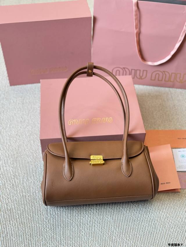 牛皮版本 Miumiu 24Ss秋冬新款单肩法棍包法棍设计风格引领潮流新趋势，充满”少女情怀“围绕着书卷气展开，不羁且潇酒的大小姐风随意的人生态度，展现专属Mi