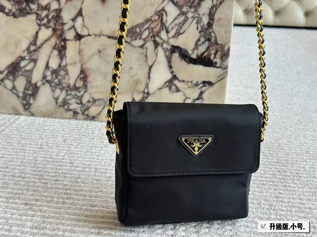 prada Vintage 尼龙链条降落伞包 真的是一眼就爱上了！ 春夏秋冬都可以背 完全百搭！ 本身包包就超好看！ 可以有N种背法哦！ 尺寸：19*16Cm