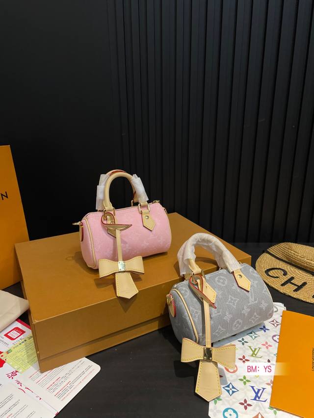 配折叠礼盒 Lv牛仔枕头包 又甜又酷 一整个爱住 百搭时尚 颜值超高 是每个潮酷女孩必入单品 尺寸:16*10