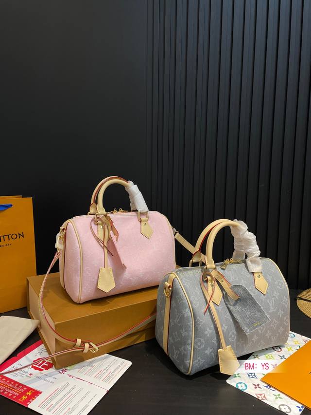 配折叠礼盒 Lv丹宁牛仔枕头包 Monogram图案压印于褪色丹宁布，成就经典设计之外的个性选择。 复古标签源自品牌典藏尺寸：25*19