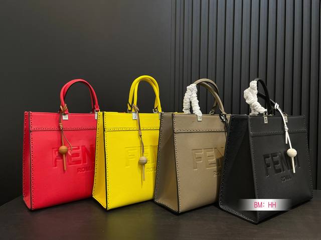 配折叠礼盒 芬迪托特包，今年太流行了！这个包也巨美呀！包包容量很大 满足日常，都可以同时容纳的 ，万能百搭 不同风格都可以Hold住 风衣搭配巨好看！ 尺寸 3