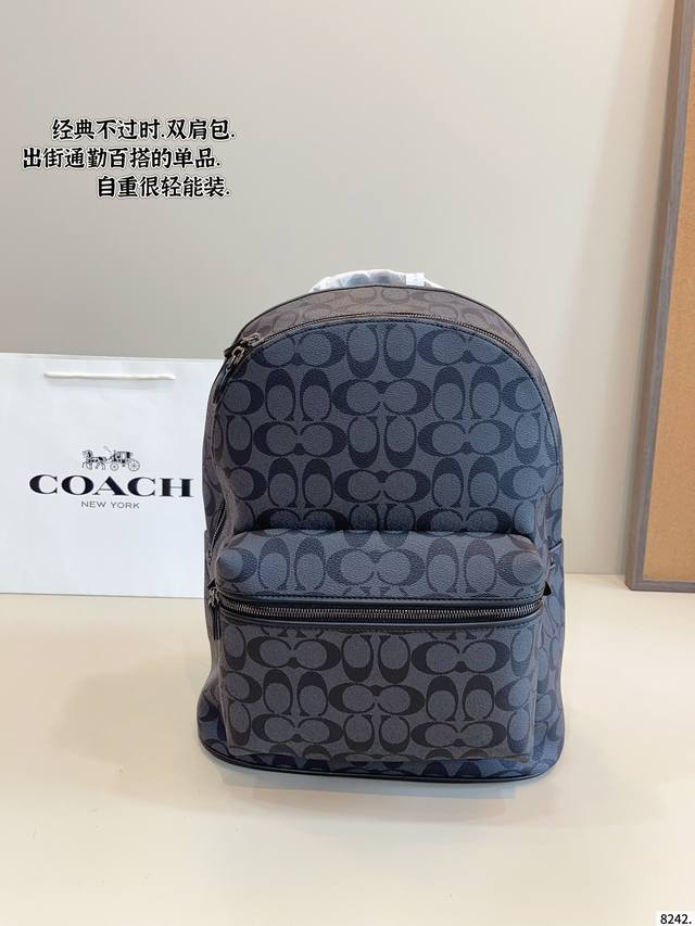 蔻驰Coach Track双肩包 O热辣新品来袭。采用进口面料匆，高清五金Logo标志更是彰显奢华品牌的身份。专用里内里让你放心存放随身物品，超顺滑拉链、油边超