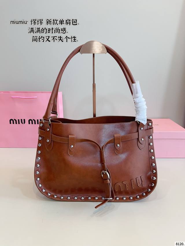 缪缪Miumiu 新款托特. 今年秋冬最火得Miumiu 女孩.. 甜度刚刚好 很难不爱的 散发着复古的气息 背上它不仅是公主也是女王 小小的身体大大的容量 特