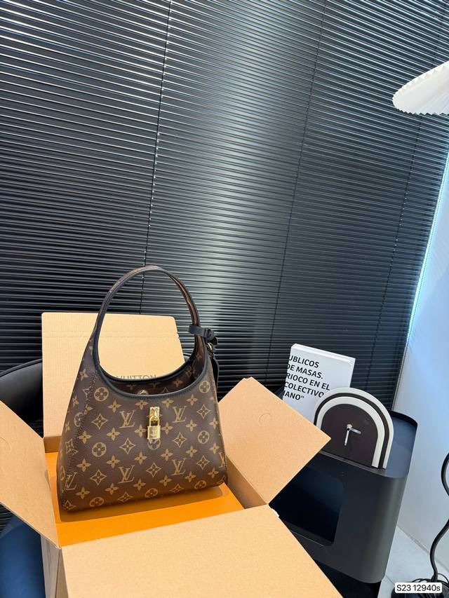 配飞机盒折叠盒子 春夏出街绝配 Lv新款 The Drop手袋灵感来源于Flower Hobo°手袋 经典老花搭配锁头点缀，小巧精致又复古优雅容量超大，通勤旅游