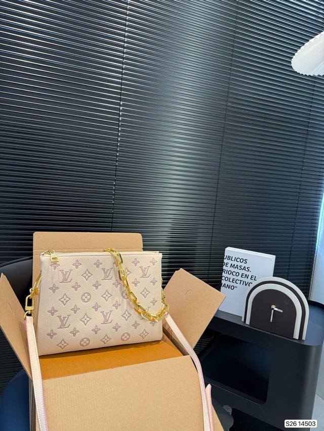 配飞机盒折叠盒子 Lv 走秀新款Cousin 目测又是下一个女明星，时尚博主必备单品，Lv独有的亮金色金属，作为本次设计的肩带粗链条，抓眼球效果非常到位，肩带可