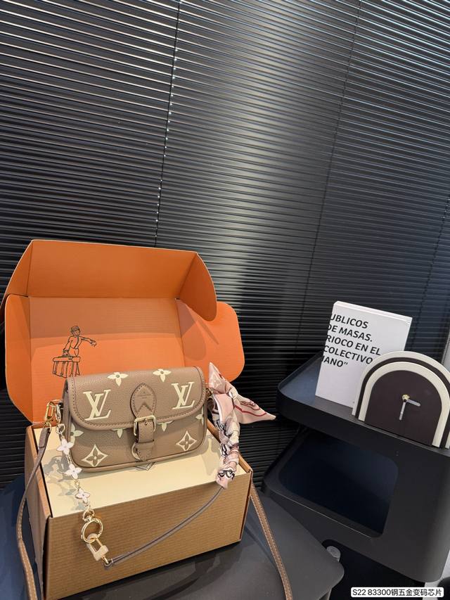 配飞机盒折叠盒子 全钢五金 变码芯片 迷你Lv法棍包 上身简单又舒服 源自中古包 Sologne 的改良版 整体保留了简洁的包身造型 一根肩带升级成了两根肩带