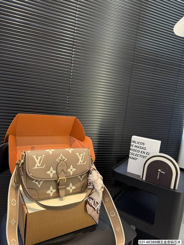 配飞机盒折叠盒子 全钢五金 变码芯片原版复刻Lv法棍包 上身简单又舒服 源自中古包 Sologne 的改良版 整体保留了简洁的包身造型 一根肩带升级成了两根肩带 配飞机盒折叠盒子 全钢五金 变码芯片原版复刻Lv法棍包 上身简单又舒服 源自中古包 Sologne 的改良版 整体保留了简洁的包身造型 一根肩带升级成了两根肩带