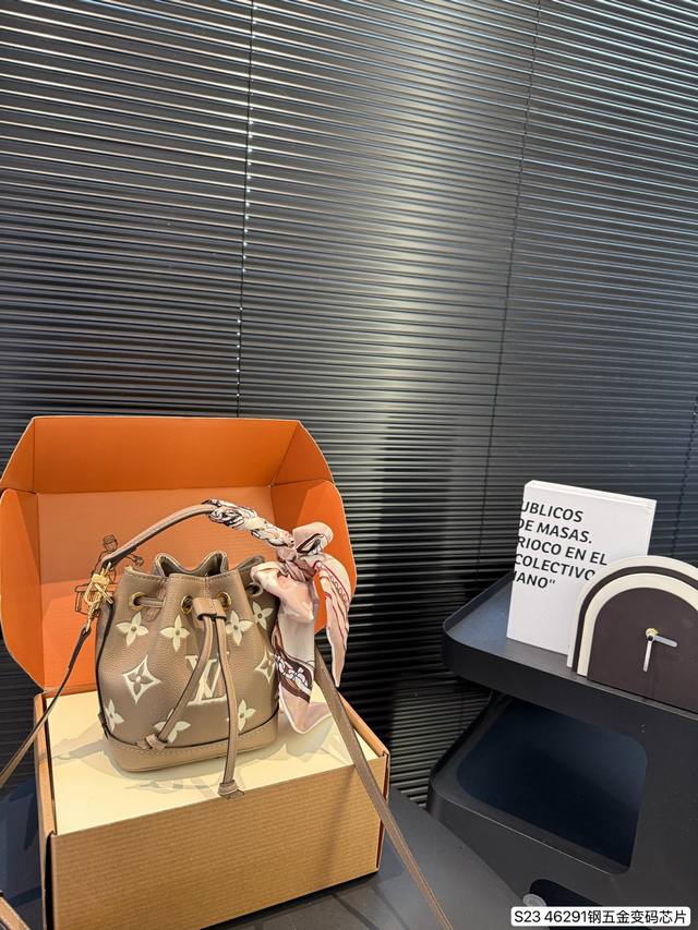 配飞机盒折叠盒子 全钢五金 变码芯片 新品推荐 Lv大象灰水桶包 重磅推荐 款式超受美亲们欢迎 网红明星同款 真哒是人手必备一只 兼具定型包优雅和轻松慵懒休闲范
