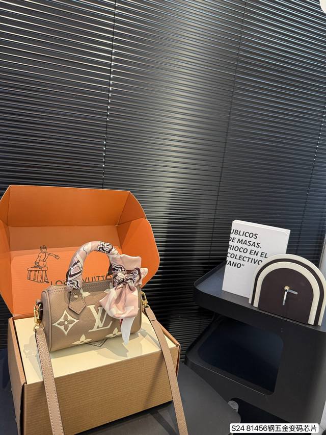 配飞机盒折叠盒子 全钢五金 变码芯片 Lv大象灰系列枕头包 又甜又酷 一整个爱住 百搭时尚 颜值超高 是每个潮酷女孩必入单品 尺寸:16 10 货号81456