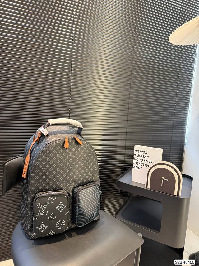 Lv双肩包出货 超级耐磨 超级实用的款式 内衬带Logo. 原版电镀五金带Logo 这个包包的容量也很大 满足你出行的所有需求 必备的都可以装下 真的是很Nic