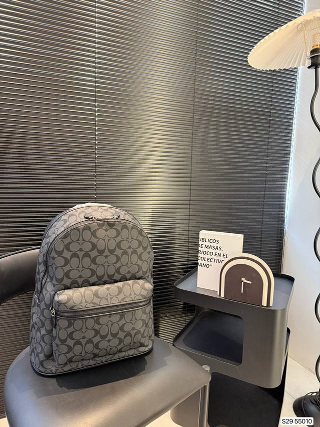 蔻驰双肩包 这款时尚功能背包是最适合都市活躍人士 它将运动袋形与独特的品牌细节元素结合 背都超好看哦！尺寸: 33 39 货号55010