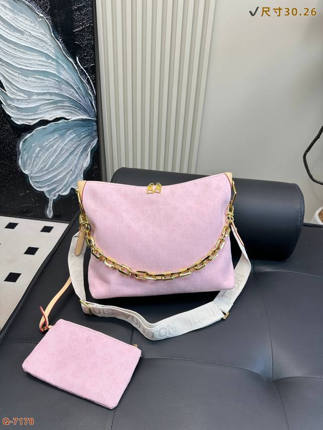 配折叠盒 Lv 走秀新款 Cousin 时尚博主必备单品出街最爱的包包Iv独有的亮金色金属，作为本次设计的肩带粗链条，抓眼球效果非常到位，肩带可拆卸变成手包，妥