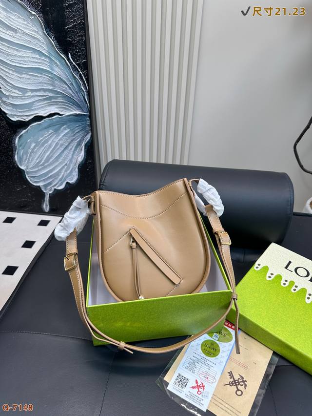 配礼盒 罗意威Loewe Hammock 家族在2025春夏迎来新成员 Hammock Slice，新作采用细腻柔软的皮料制作而成，以纤巧比例焕新演绎百变吊床包