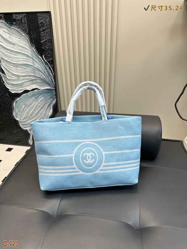 香奈儿中古托特包 Chanel这只2Way托特包太棒啦单肩背或者手提着 都很好看 所以不重也耐用 日常通勤放电脑或者出街帅气凹造型都妥妥的合适！ 尺寸35.24