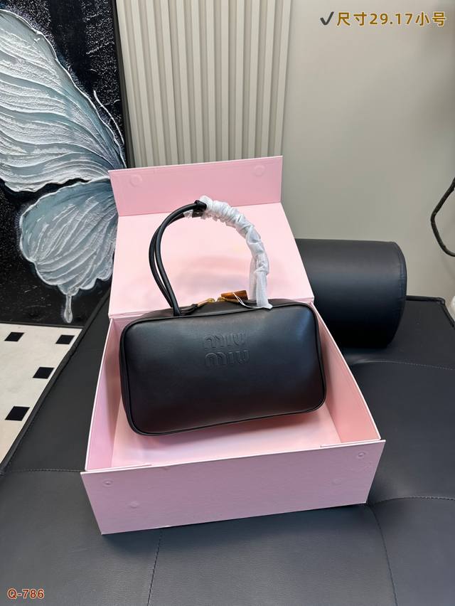 配折叠盒 缪缪Miumiu保龄球 公文包 包包甜度刚好！牛皮版本 很难不爱啊啊！ 可手拎也可斜挎 气场超强大 容量足足的~~出场就是 Miumiu小公主！ 尺寸