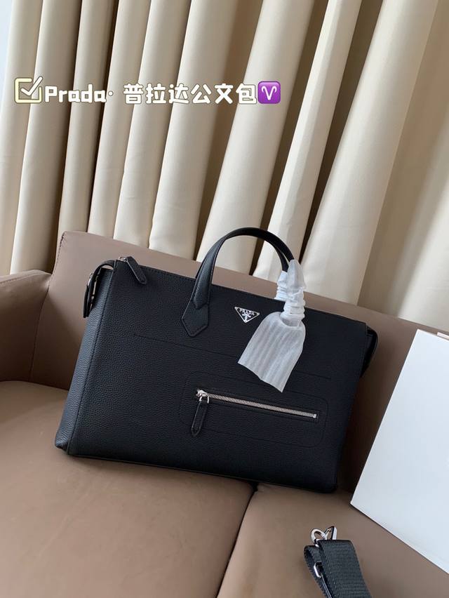 纯皮.prada 普拉达 新款公文包 四方设计 很适合商务！ 一点都不老气！ 顺性！不失时尚感！ 放下笔记本电脑 搜索公文包尺寸39*27