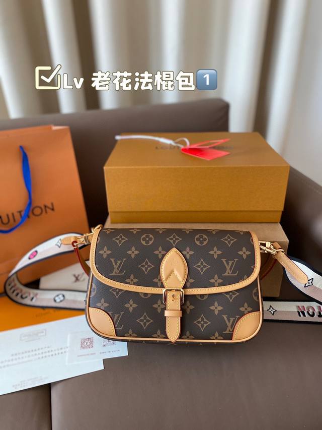 全套包装礼盒 芯片 Lv 法棍包 它是有两条肩带组成的，一条是牛皮的肩带，另一个呢是跟Speedy20一样的刺绣宽肩带 真的是复古又时尚 尺寸24.17