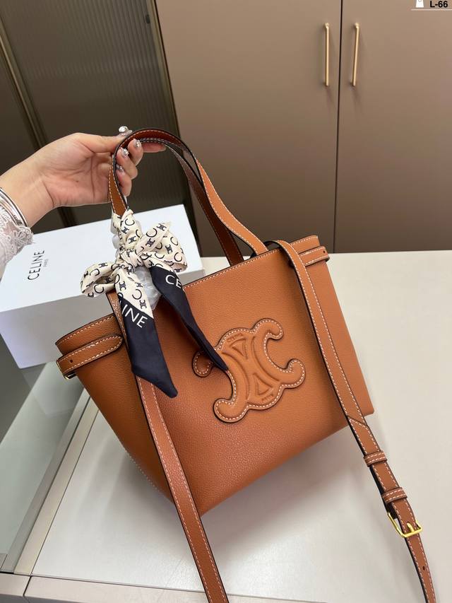 Celine 赛琳托特包， 延续凯旋门 复古斜挎 ， 耐看新款一点都不老套。 L-66尺寸21×20折叠盒