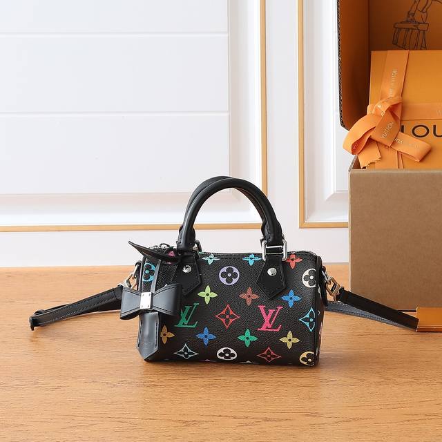 新款 Nano Speedy 手袋 M13391 白彩 M1 6 黑彩 三彩-村上隆 以经典改版的Monogram帆布制成的Nano Speedy手袋，散发极致