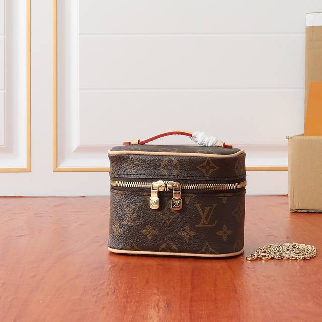 m44936 小号！Nice Nano 化妆包以 Monogram 帆布塑造精巧构型 可摆放在浴室收纳指甲油或唇膏等美妆用品 或置于手袋归集小件物品 放平手柄即