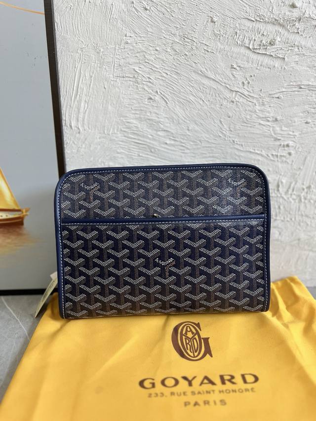 高定原单跑量 Jouvence 小号洗漱包柔软、轻便、小巧，是日常使用或短途旅行的完美伴侣。小巧的外形突显了它的多功能性：旅行配件、化妆包或包袋收纳袋。防水棉质