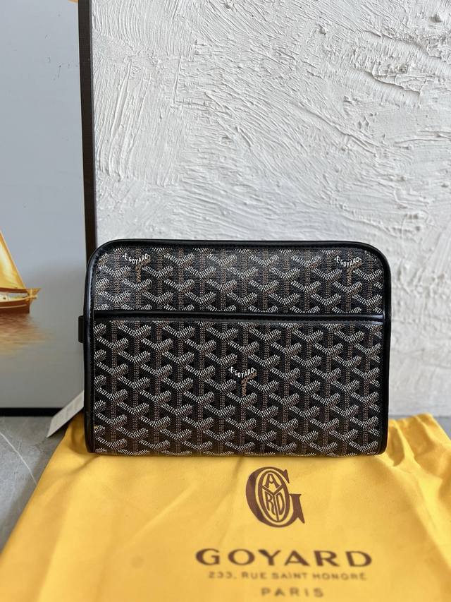 高定原单跑量 Jouvence 小号洗漱包柔软、轻便、小巧，是日常使用或短途旅行的完美伴侣。小巧的外形突显了它的多功能性：旅行配件、化妆包或包袋收纳袋。防水棉质