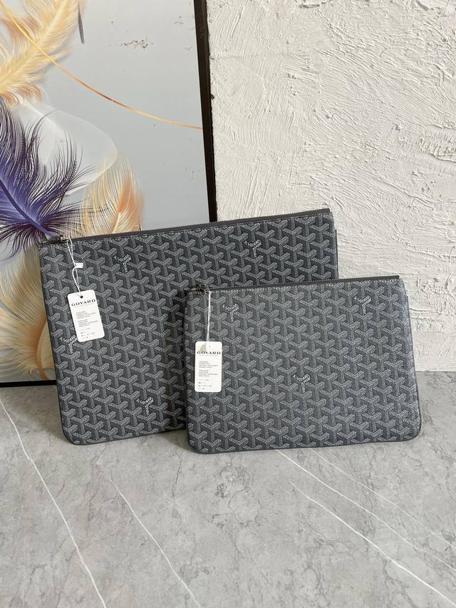 高定原单跑量大号 。小号 Goyar高雅得手拿包是存放日常个人物品的理想伴侣。可以在日间休闲手包或晚装包间随意切换，更能作为大包里的收纳袋。大号尺寸40*30C