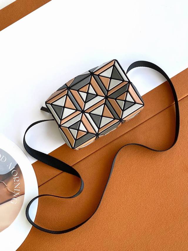 原单跑量 Issey Miyake Bao Bao 尺寸:17.5X11.5X6Cm 年前最后一波新款三宅一生12月限定闪耀登场,特别废工的一款,经典丘比特造型 原单跑量 Issey Miyake Bao Bao 尺寸:17.5X11.5X6Cm 年前最后一波新款三宅一生12月限定闪耀登场,特别废工的一款,经典丘比特造型