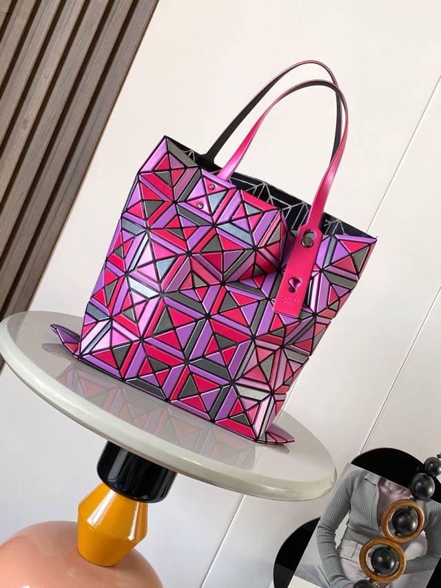 原单跑量 。 Issey Miyake Bao Bao 尺寸：34Cmx34Cm 三宅一生24年12月限定闪耀登场，特别费工的一款，经典6格来上一把色彩的拼接，