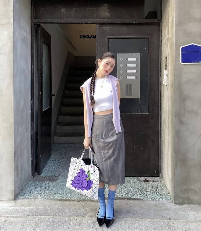 原单跑量 Fruits系列灵感来自水果。浮雕效果的设计捕捉了其真实的纹理 草莓的果肉、香蕉的斑点图案和葡萄的阴影。简约利落的设计，可爱的水果图案，诠释本季“Pl