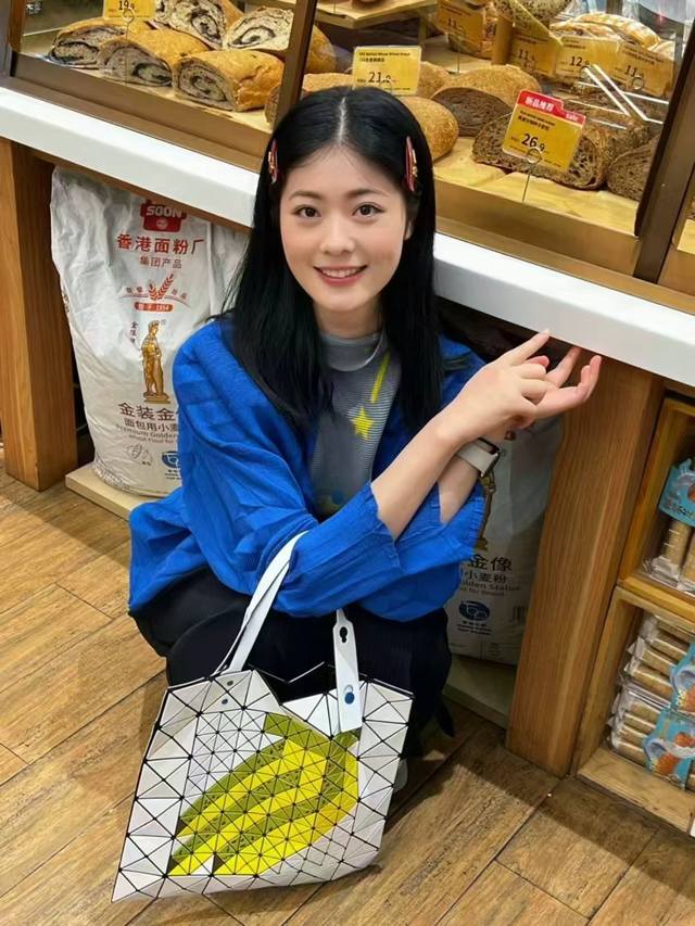 原单跑量 三宅一生｜3月限定款 6格水果包 Bao Bao 水果透光 Fruits系列灵感来自水果。浮雕效果的设计捕捉了其真实的纹理 草莓的果肉、香蕉的斑点图案