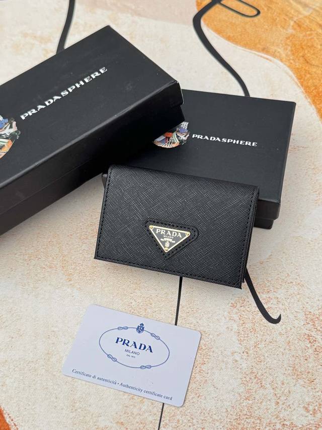 prada爆款男士卡包专柜新款式，官网同步，正品开发，型号2Mc122#。颜色 如图 实拍 十字纹牛皮质感极好，螺纹里布 五金配件！精湛走线均匀整齐 油边平滑，