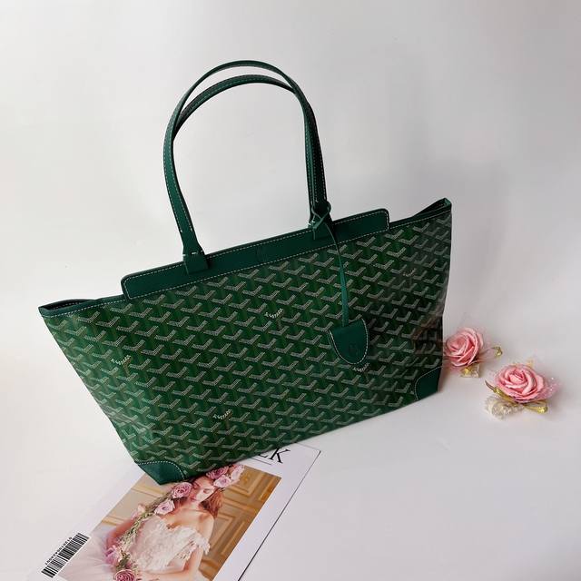 戈家 Bellechasse Biaude 小号包 敞篷包 是开口式手提包的结构化替代品。它拥有理想的内部容量，适合日常使用甚至商务用途，因为它可以容纳 A4