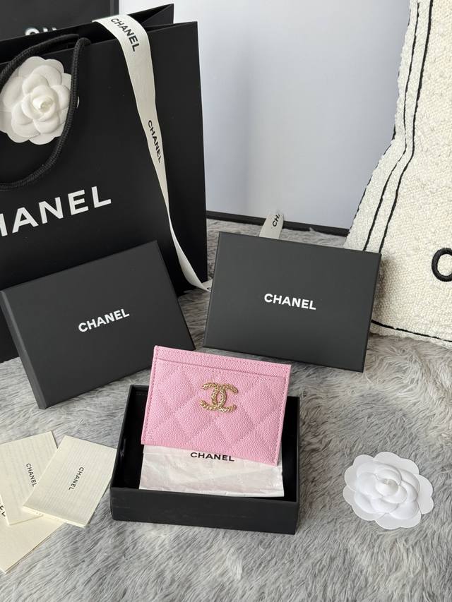 chanel。 球纹 单张卡包款号A P4 搭配新款Luogo！格外时尚！原单品质！细节美到淋漓尽致，四个颜色 黑色 粉色 绿色 白色 全套包装！尺寸10*19