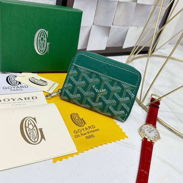 戈雅Matignon Mini 零钱包采用全拉链开合设计。其中部隔层可存放硬币，而其内部贴袋可插入卡片或小证件。 款号: 98167 颜色: 绿色 尺寸: 10